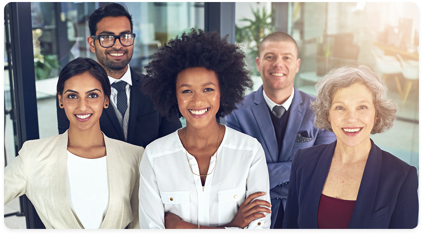 Grupo de cinco profissionais posando para foto em um escritório moderno.